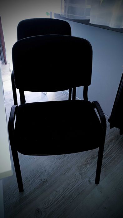 2 z czarne solidne krzesła biurowe konferencyjne - wygodne stabilne
