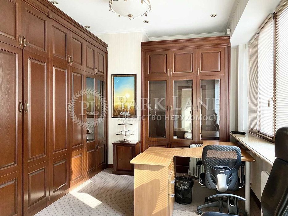 Продам маєток в центрі міста, вул. Володимирська 49б