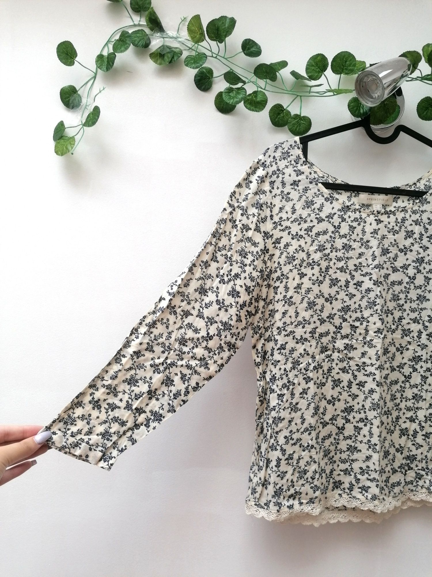 Blusa com Flores Azuis