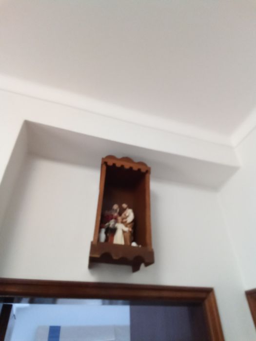 Oratório antigo com iluminação