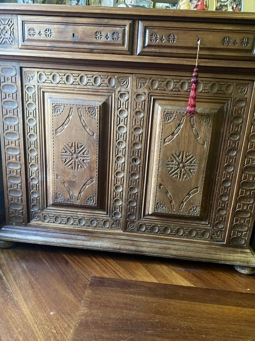 Movel em madeira maciça trabalhada