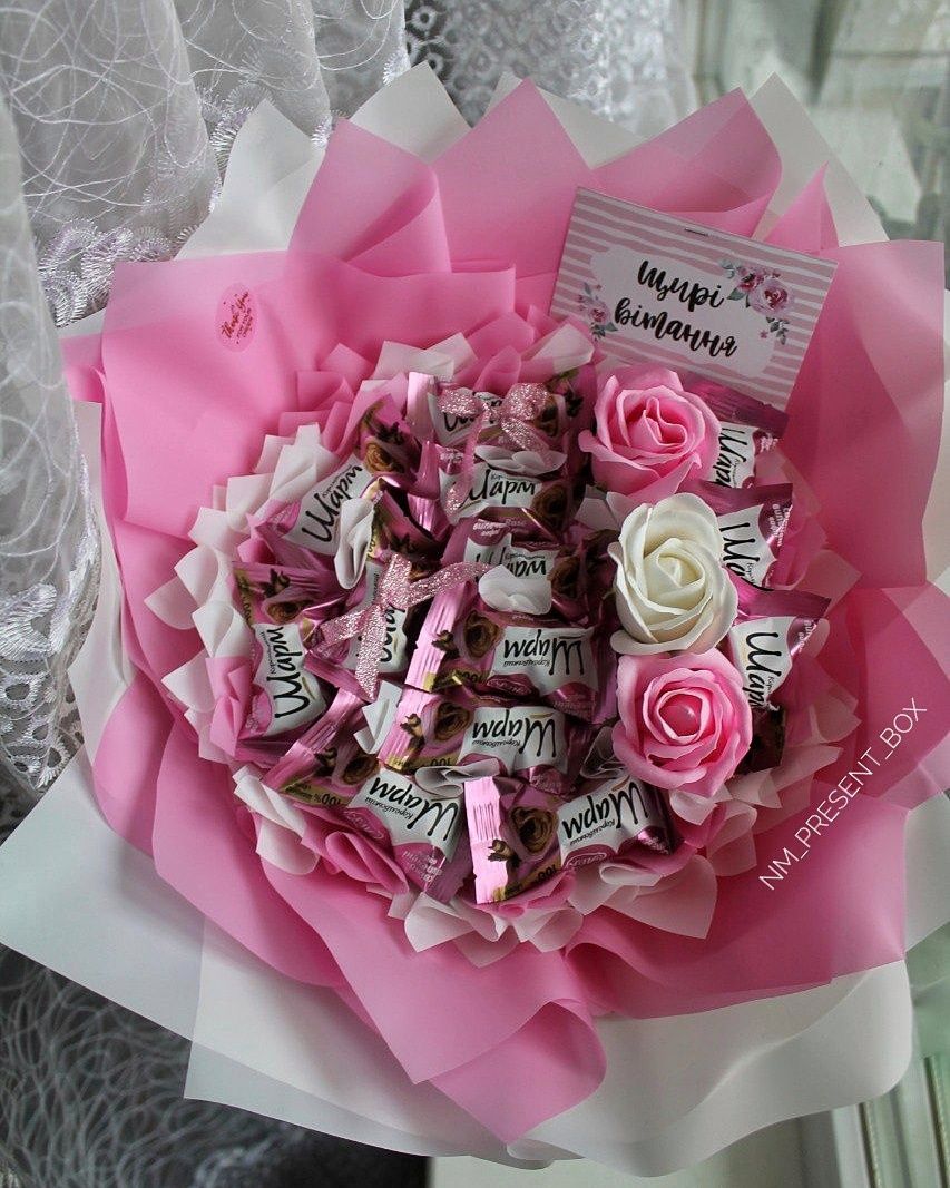 Букет з цукерок та мильних троянд