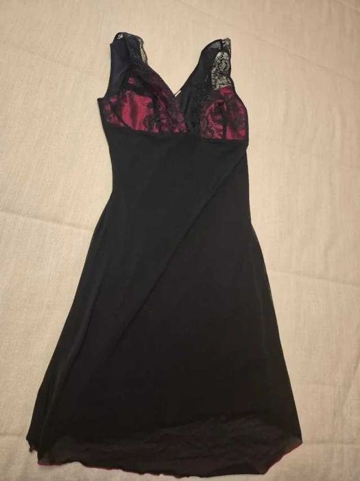 Camisa de noite preta e vermelha com renda