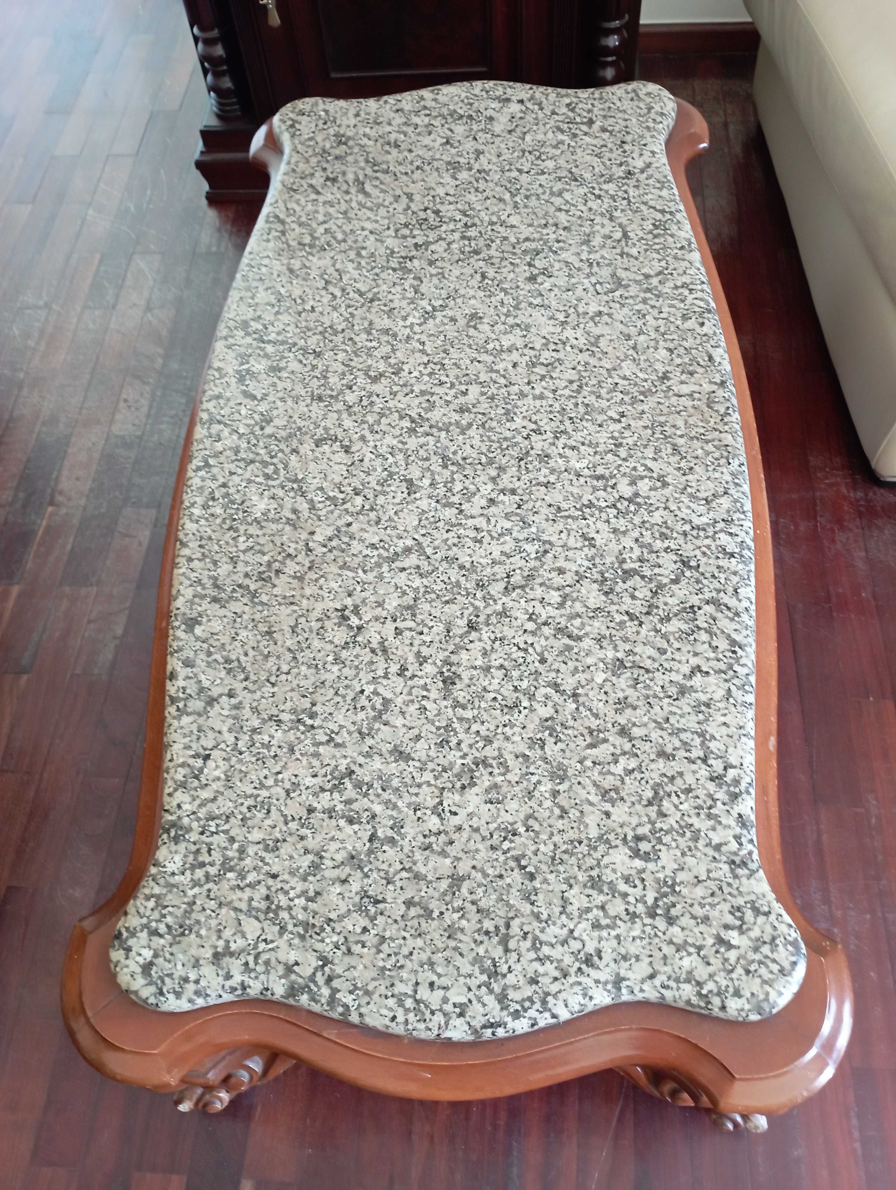 Mesa de centro antiga com o tampo  de mármore
