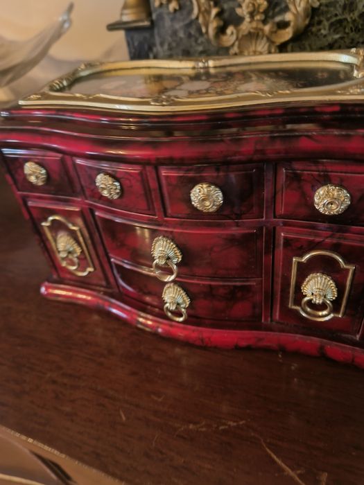 Guarda jóias novo com música e bailarina