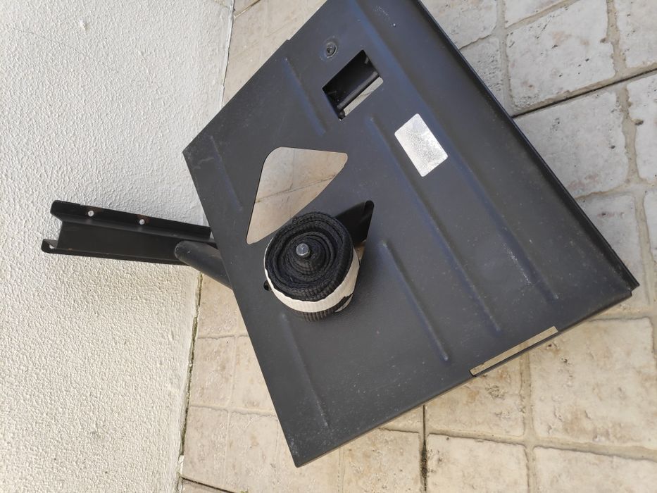 Suporte de parede para monitor ou TV.