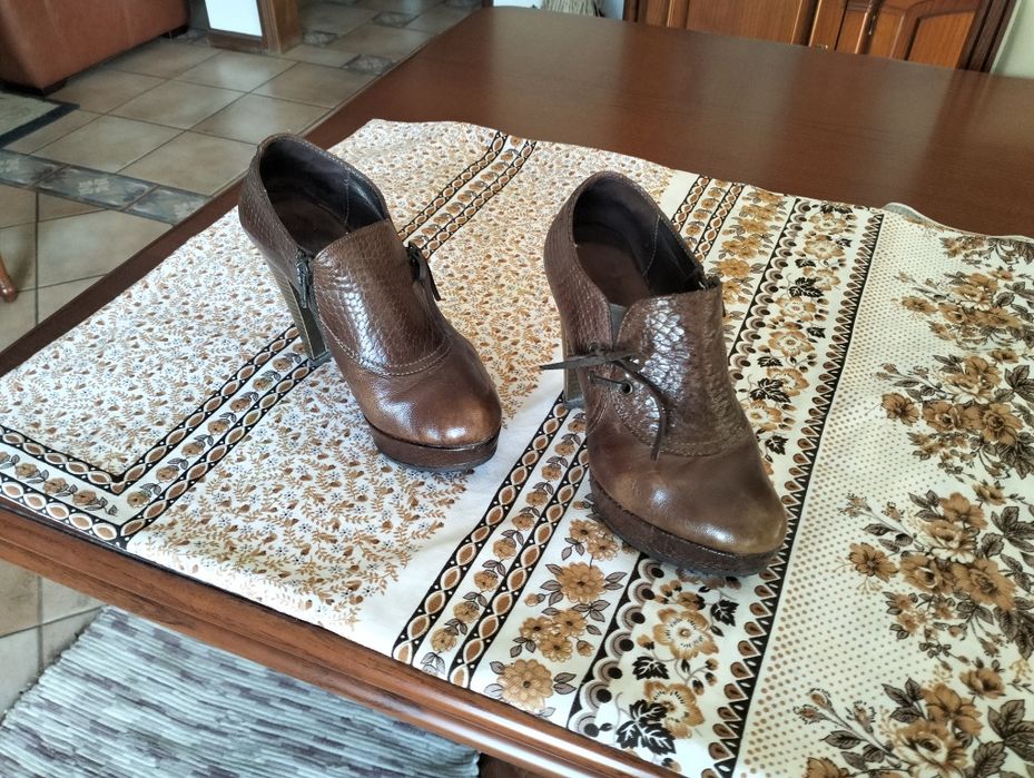 Sapato salto alto em pele