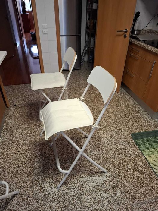 Mesa de apoio e três cadeiras