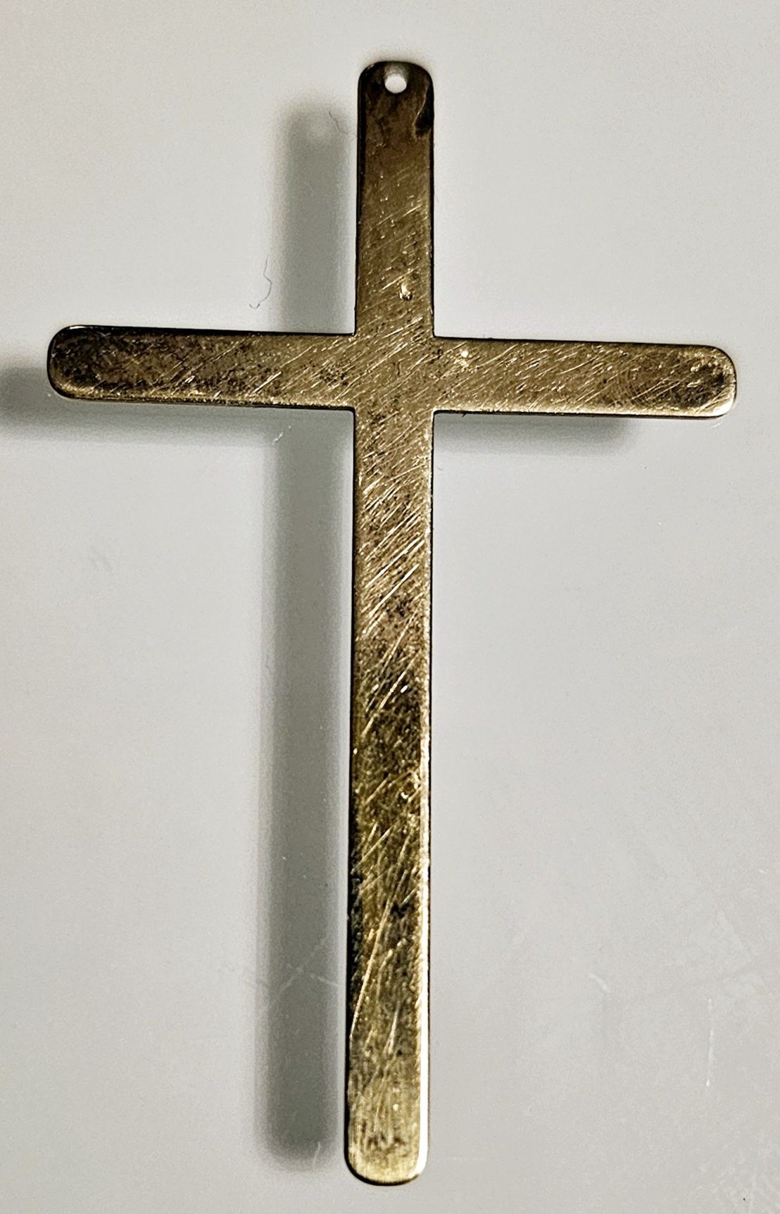 Cieniutka zawieszka krzyżyk w kolorze złotym, 5 cm