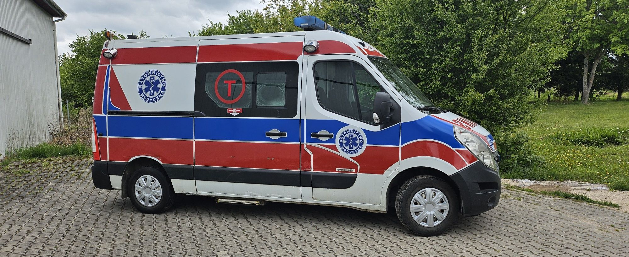 Ambulans karetka  Renault Master 2.3 dci przejscie Auto Form nosze