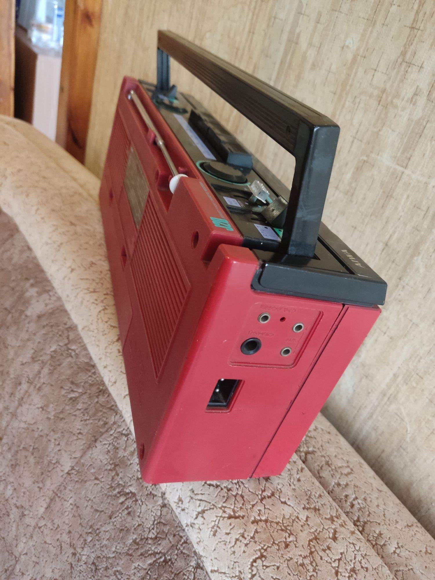 Aiwa J20-магнитола,работает.