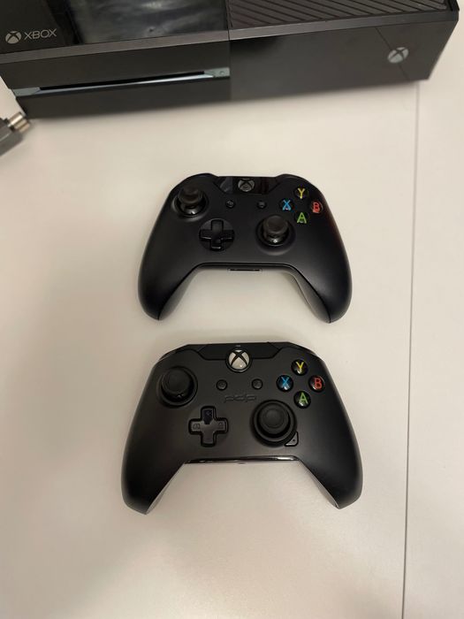 Konsola Xbox One, z grą Minecraft, dwa pady