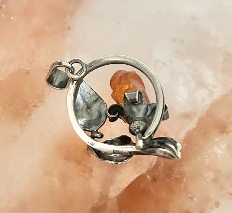 Srebrna zawieszka z bursztynową różą