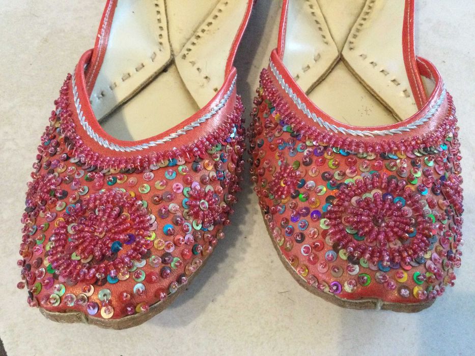Skórzane buty wyszywane koralikami i cekinami
