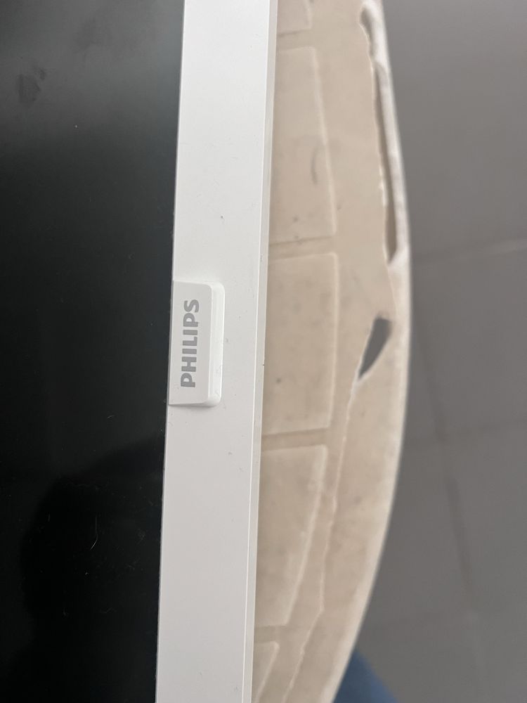Tv philips 24 polegadas 12v para peças( ecra avariado)