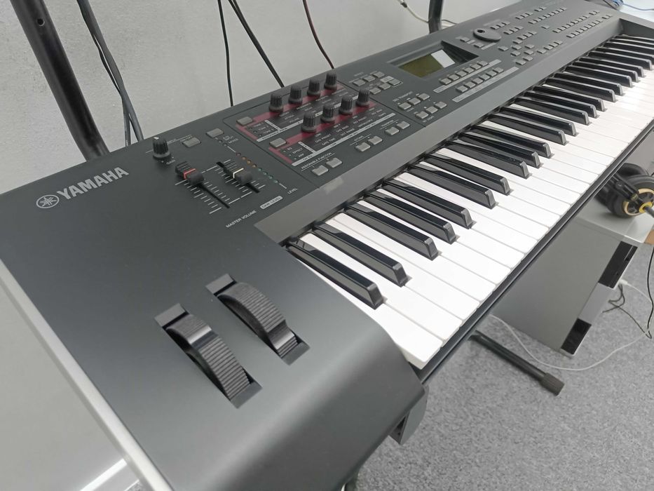 Syntezator Yamaha MOX6 z pokrowcem