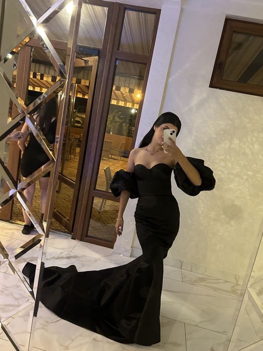 Чорна атласна вечірня/випускна сукня з шлейфом.