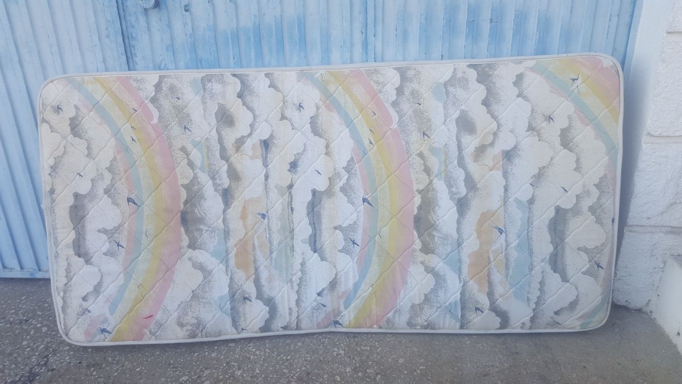 Cama e colchão  para  solteiro