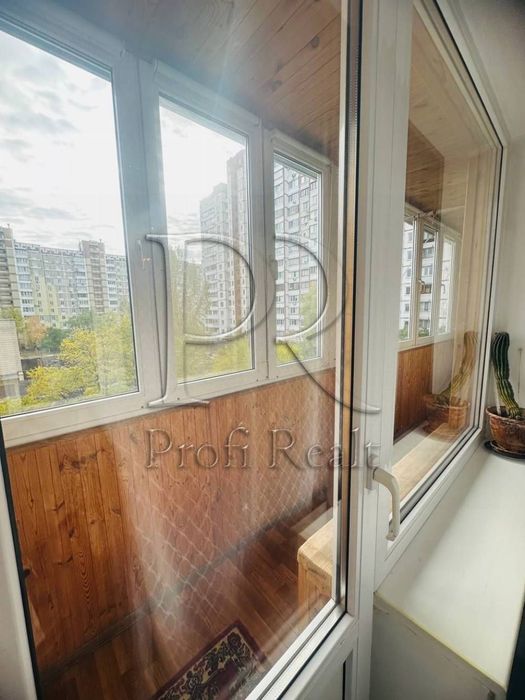 Продаж 2к. Троєщина. п-т Червоної Калини ( Маяковського) 7А.