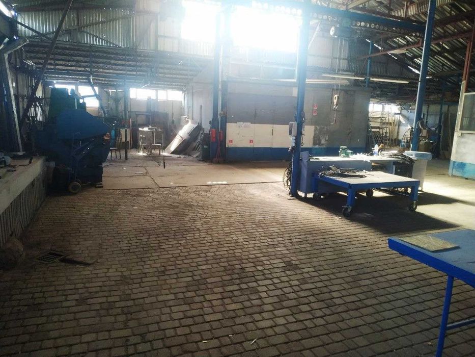 Виробниче приміщення з кран-балкою