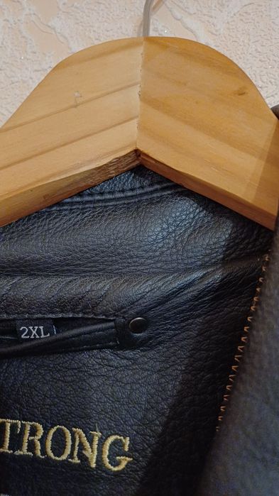 Шкіряна чоловіча куртка