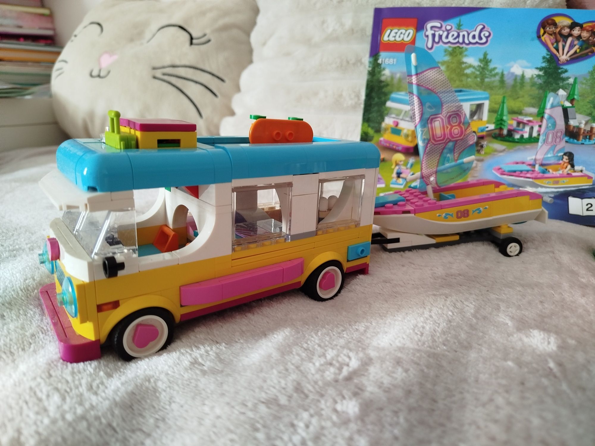LEGO Friends Leśny mikrobus kempingowy i żaglówka 41681