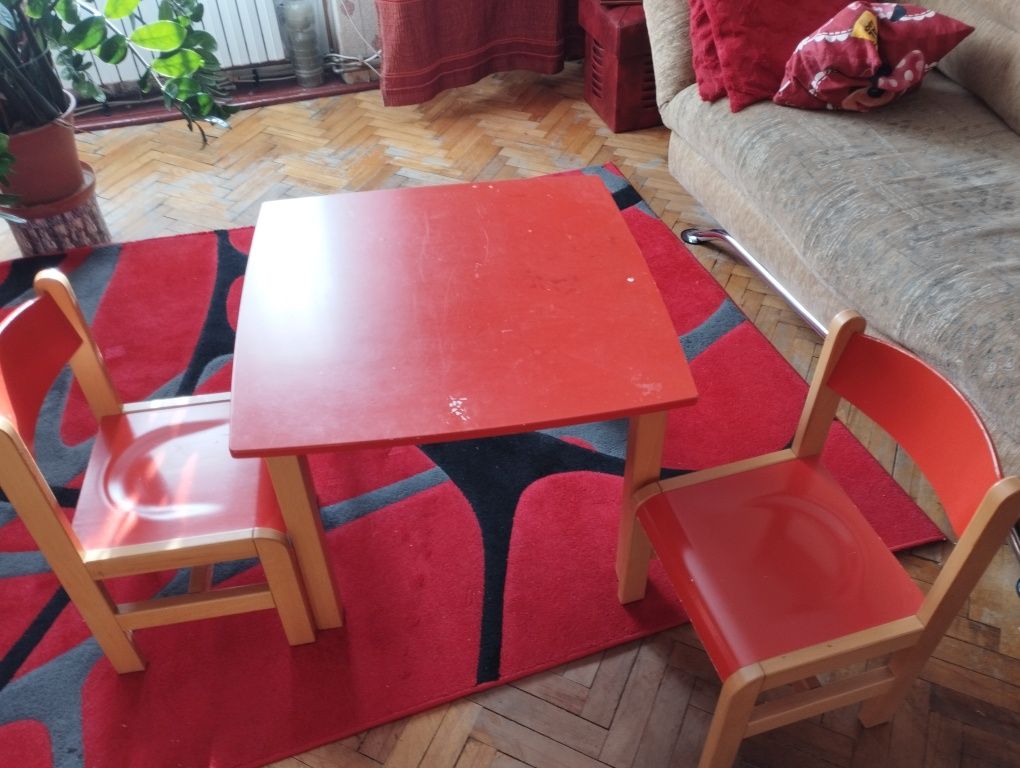 Stoliczek i dwa krzesełka