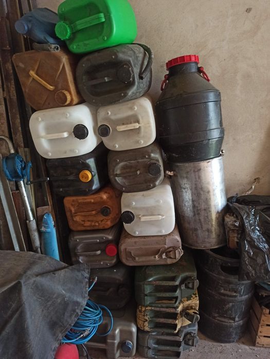 Каністри пластикові,металеві