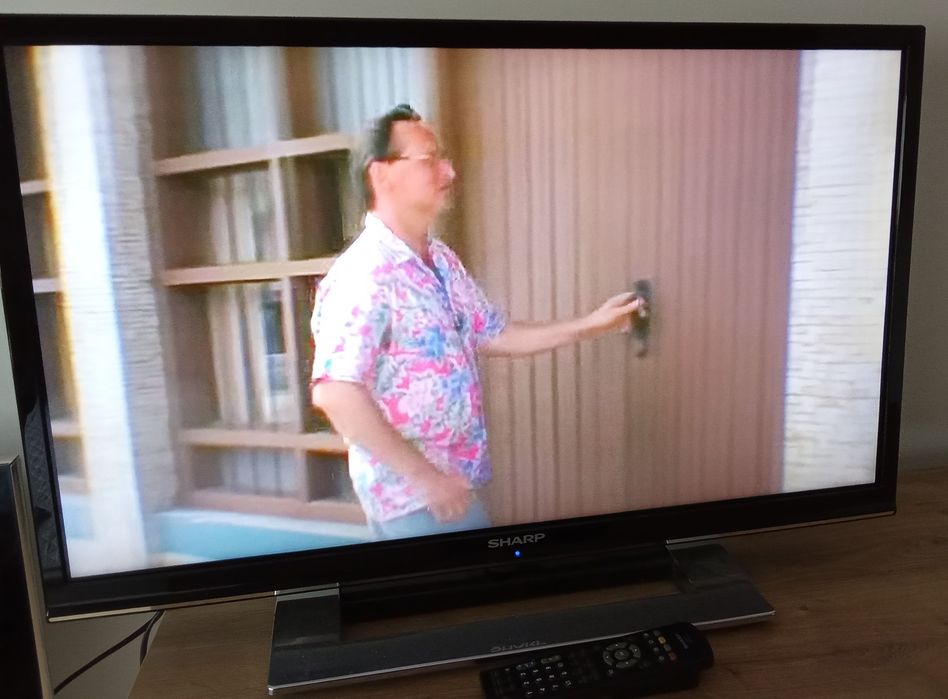 TELEWIZOR SHARP 32 cale - cienka ramka, pilot, podstawka