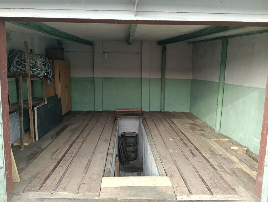 Гараж для машини, а також для ричей