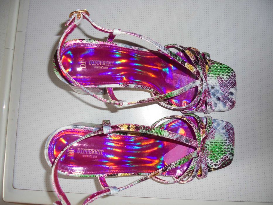 sandálias de senhora muito coloridas