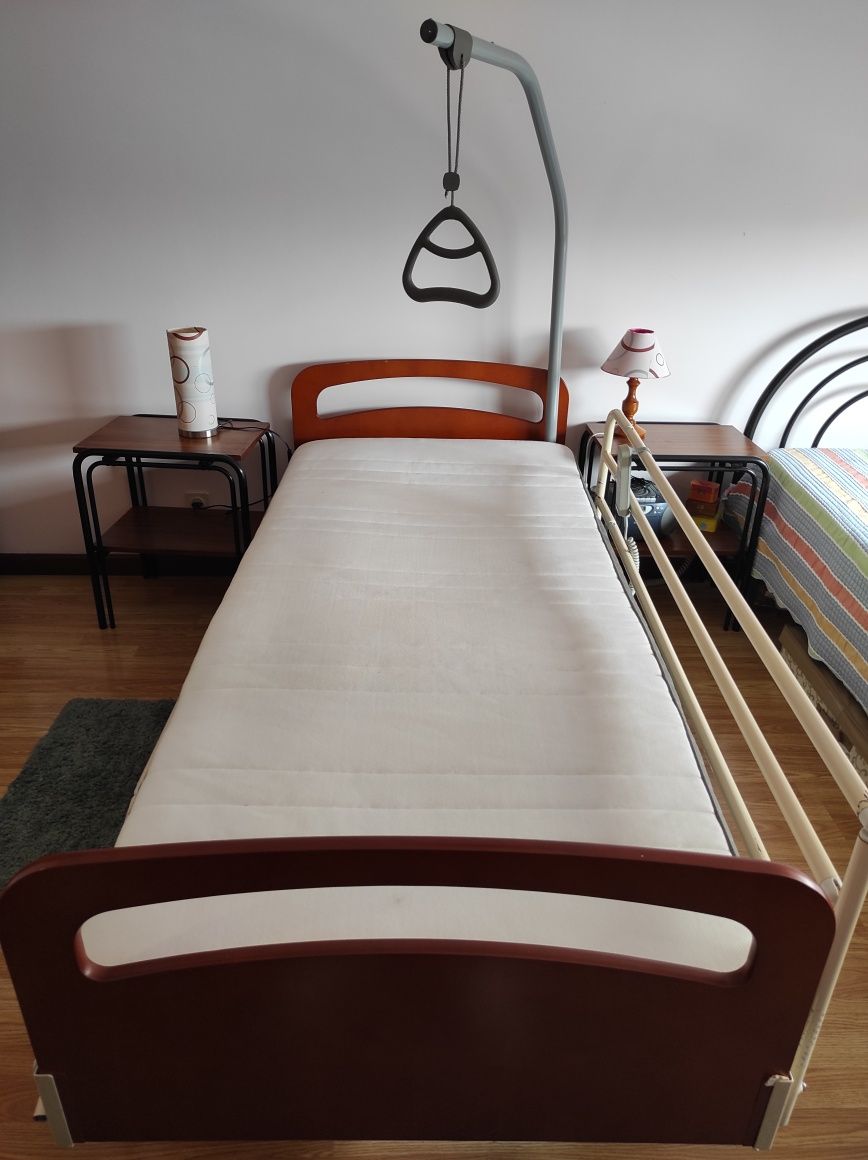 Cama articulada elétrica e elevatória, com colchão anti-escaras