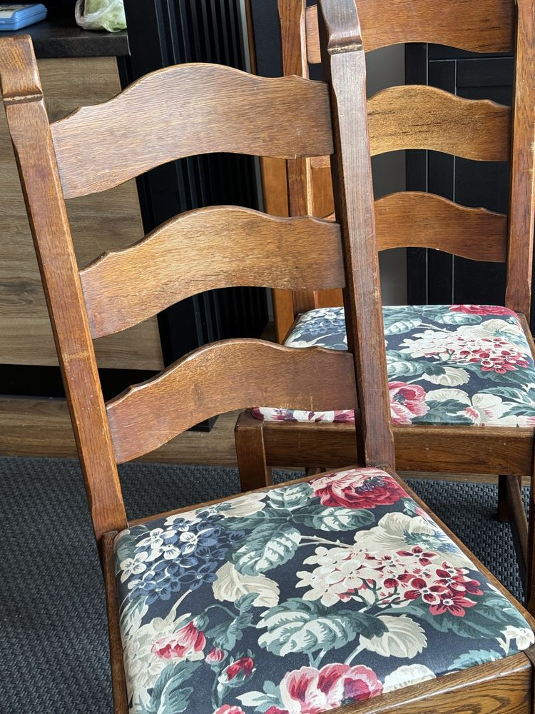 Stół z 4 krzesłami  do renowacji