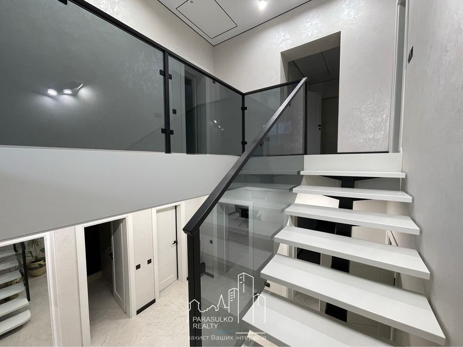 Продам шикарний будинок з меблями та приміадьною технікою