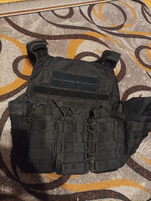 Плитоноска . Чорного кольору