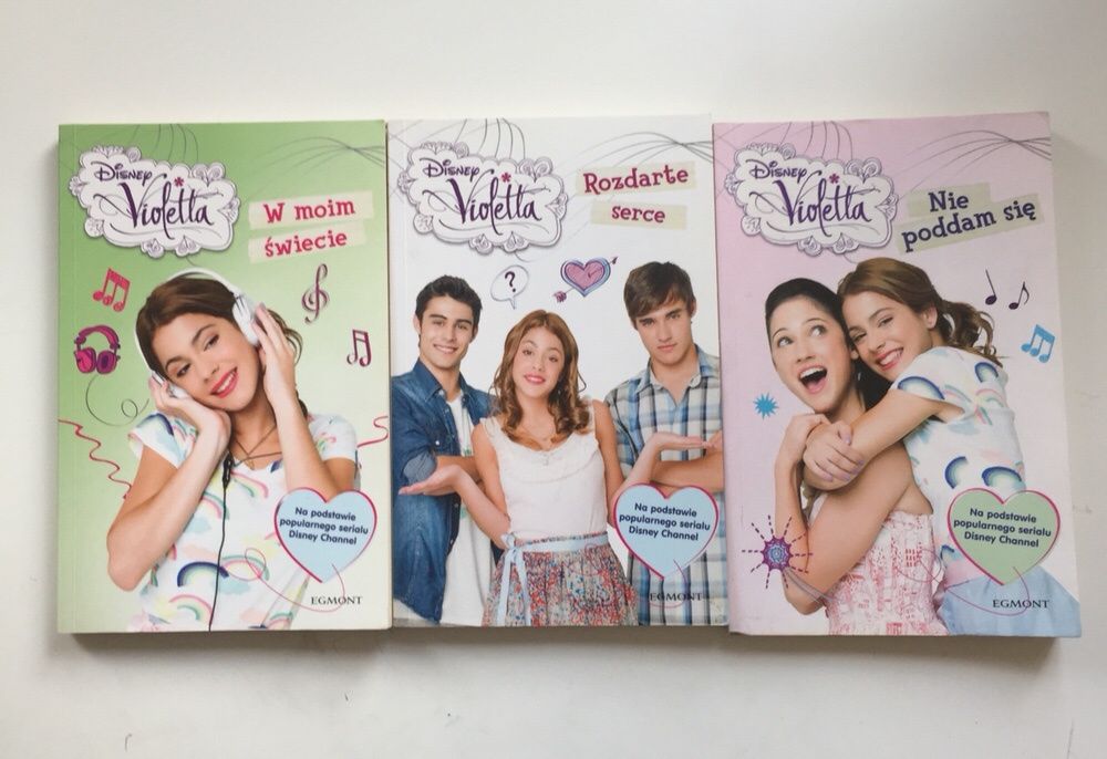 3 części książki z serii „Violetta”.