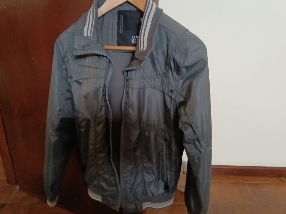 Kispo de Homem,cor Cinza em muito Bom estado.Para Primavera Tamanho M.