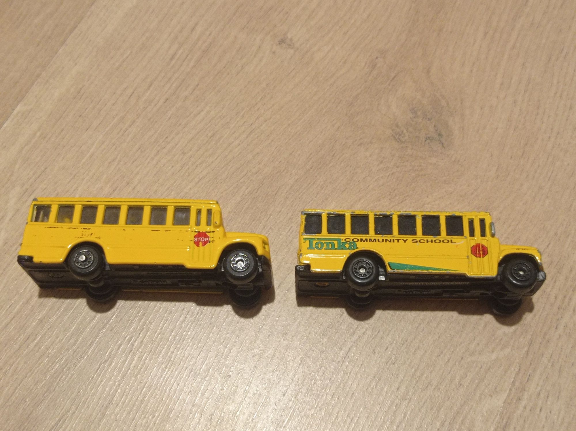 Dwa szkolne amerykanskie autobusy Maisto
