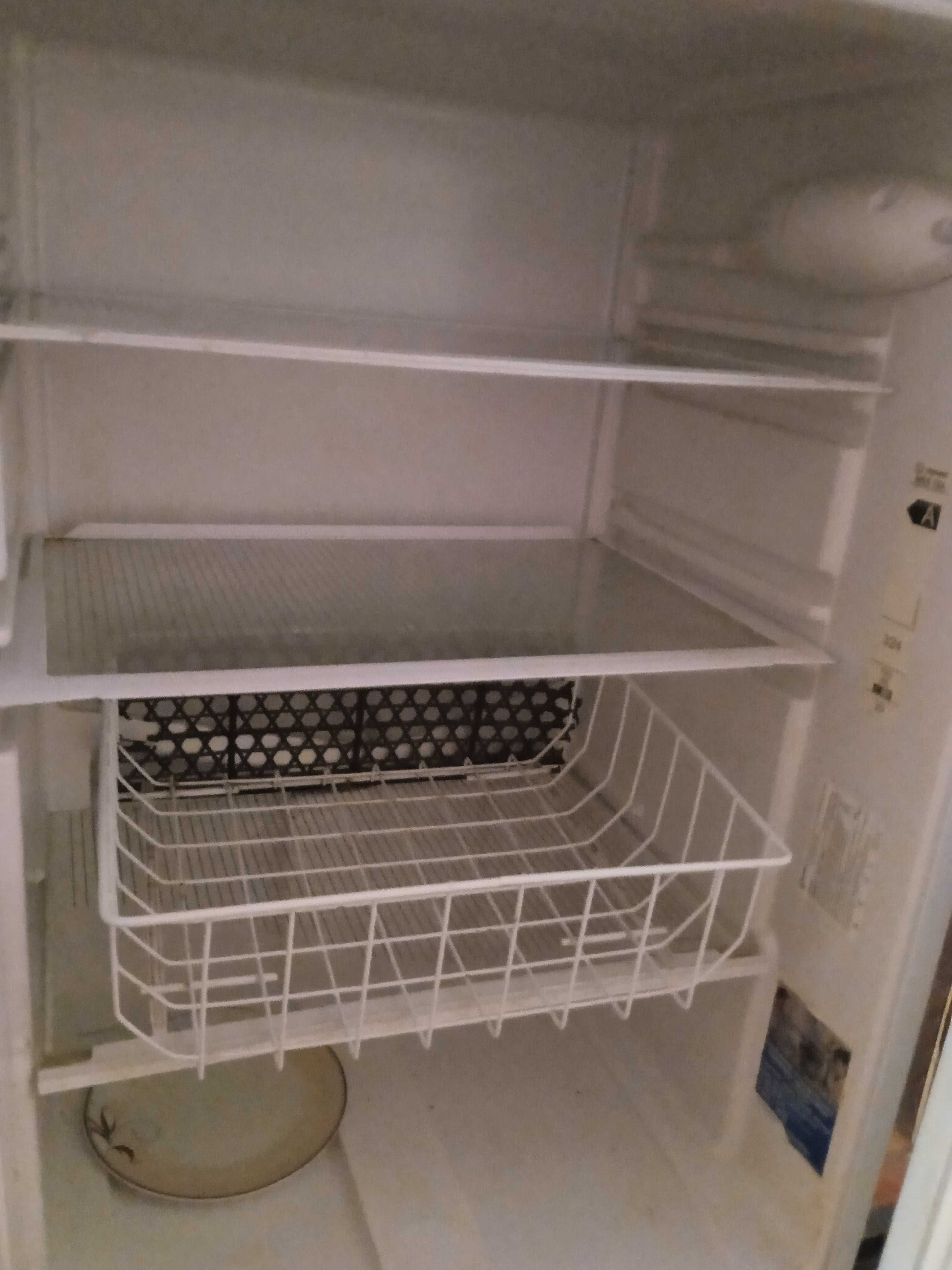Продам холодильник Indesit
