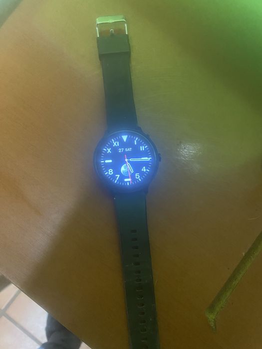 Smartwatch com o respetivo cabo