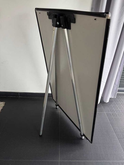 Tablica flipchart na trzech nogach suchościeralna magnetyczna
