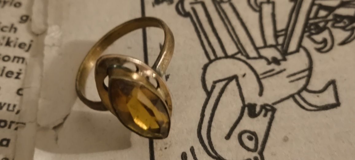 Stary pierścionek miedziany z żółtym oczkiem . Vintage .