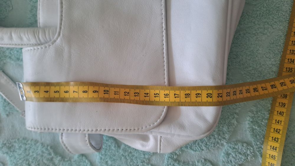 Продам белую сумочку.