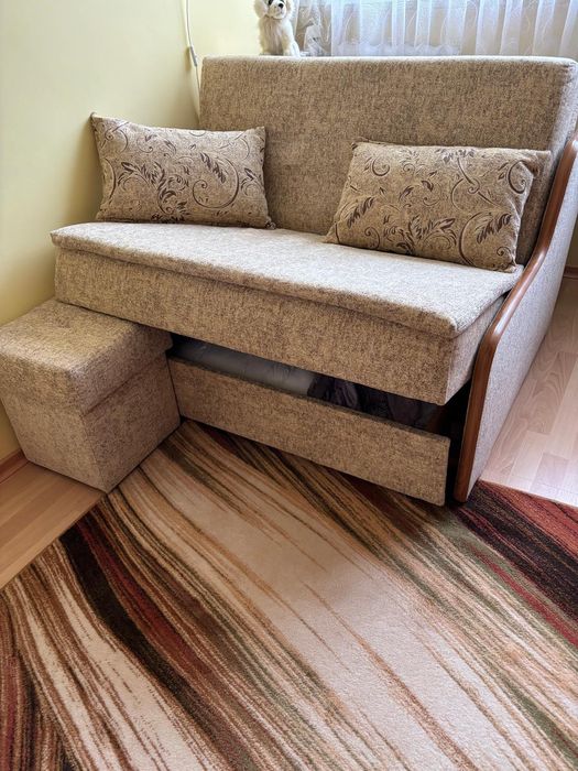 Kanapa rozkładana z pufą