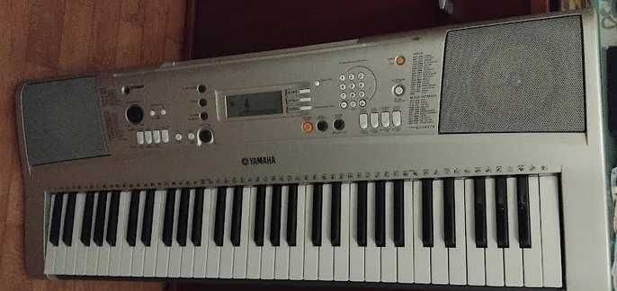 Teclado Yamaha, com 5 ou 6 teclas avariadas