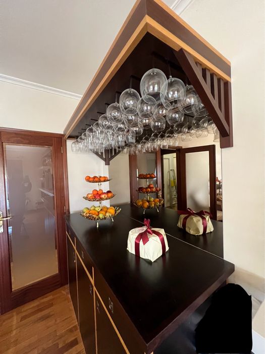 Móvel/ Aparador de sala com organizacão dentro