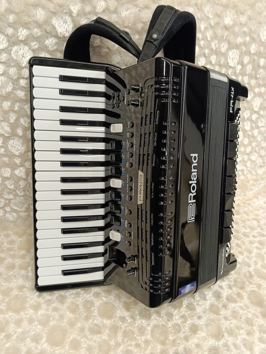 Akordeon Roland FR-4X BK 120 basów.