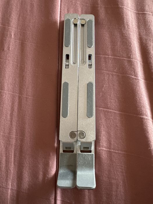 Suporte em metal para portatil, pratico e compacto