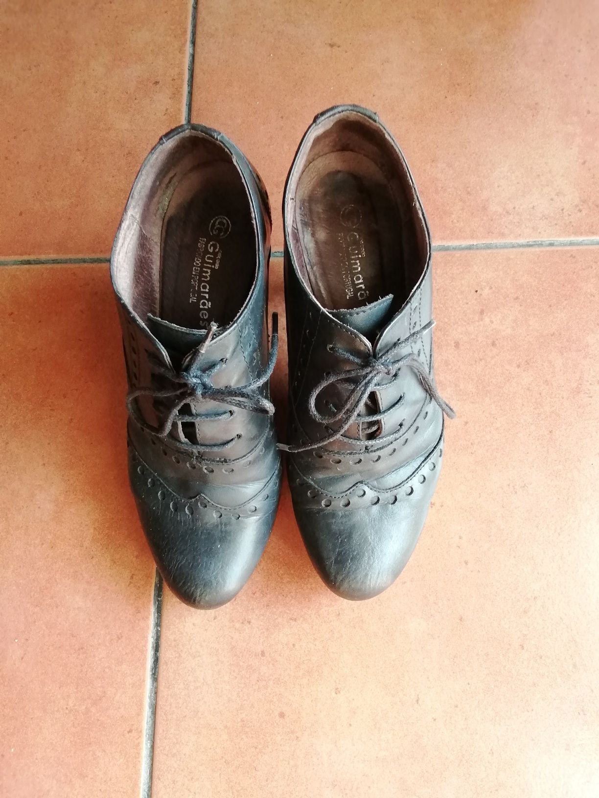 Botas novas em pele para Senhora, e sapatos tamanho 38 1/2.