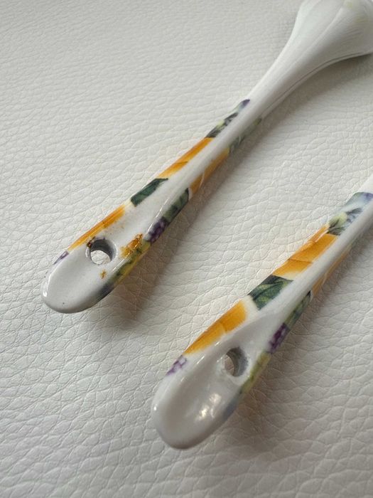 Dwie łyżeczki łyżki w żółte kwiaty